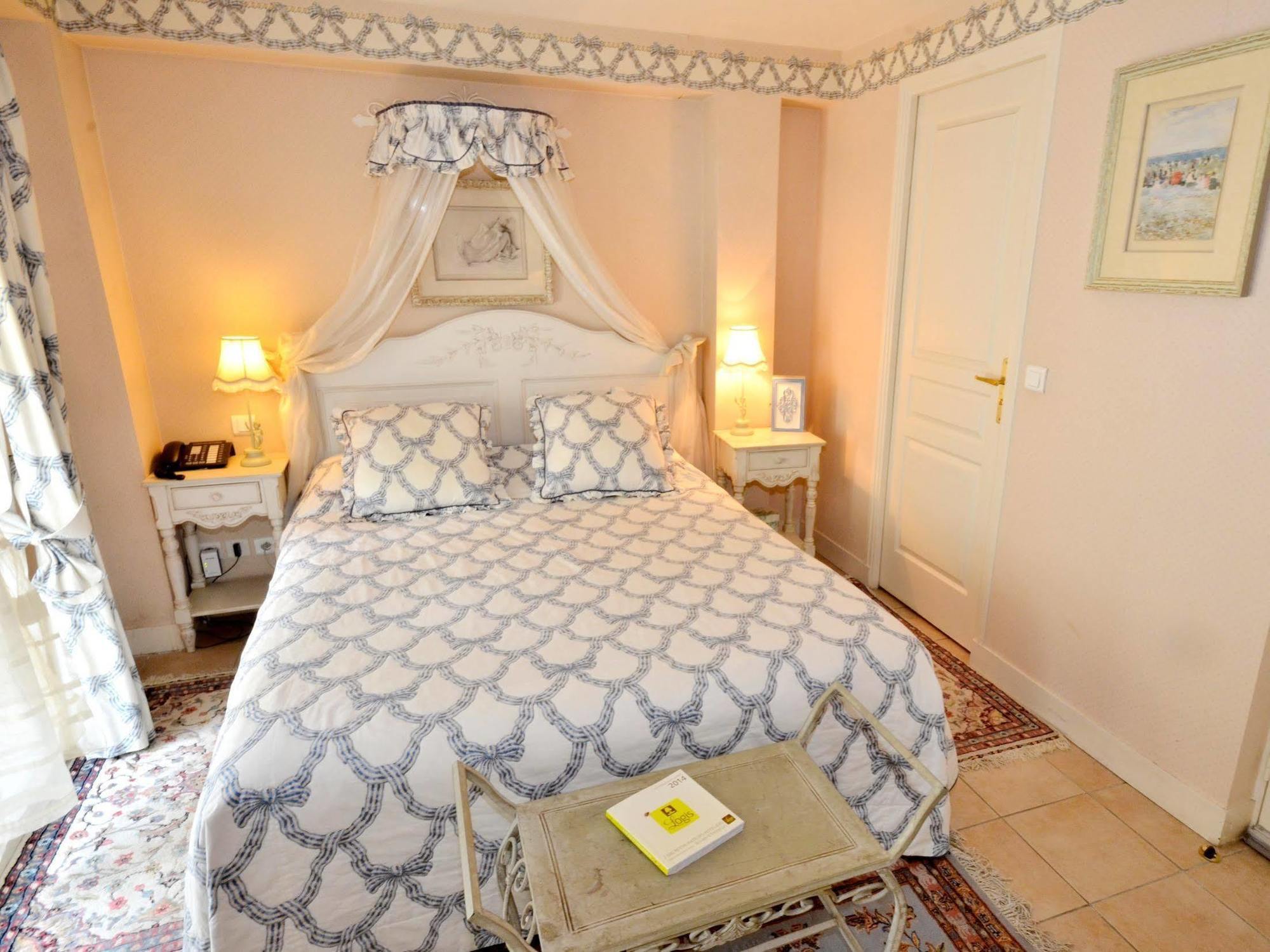 Hostellerie Du Prieure Saint-Prix  Exterior photo